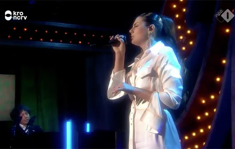 Famke Louise zingt zonder autotune en Wibi pingelt op zijn piano
