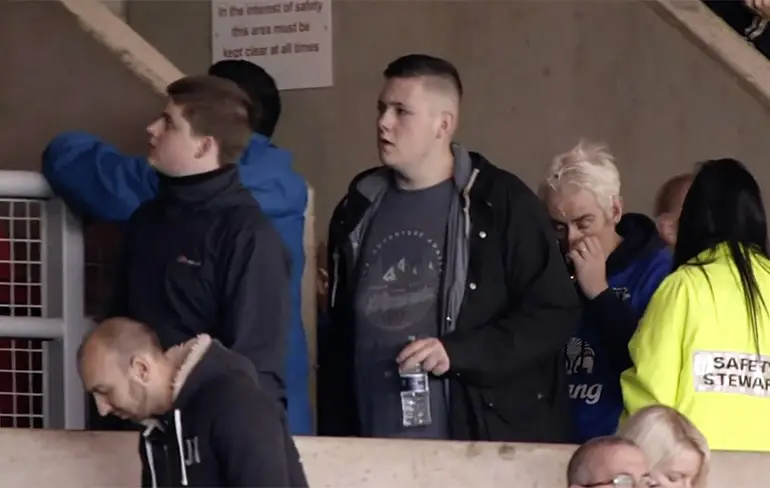 Fan van Everton smeert booger op hoofd van vrouw