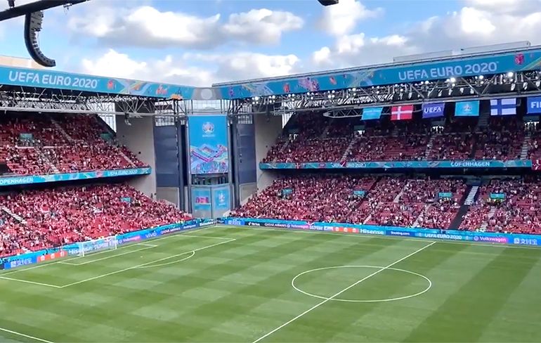 Fans van Denemarken en Finland scanderen naam Christian Eriksen in Stadion