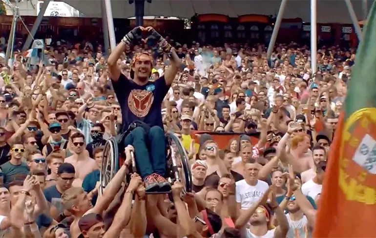 Feel good: Rolstoelmeneer de lucht in tijdens Wildstylez set op Tomorrowland