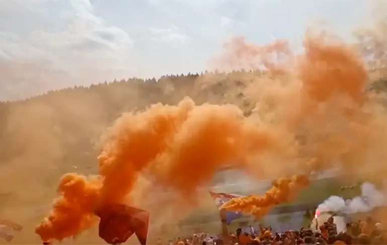 Feest in Oostenrijk tijdens nummer 1 race van Max Verstappen