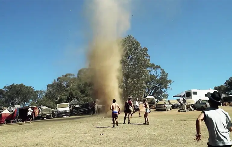 Feestgangers Earthcore 2015 dansen om Tornado
