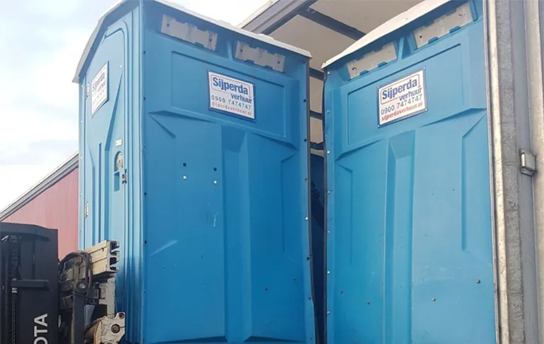 Feestvierder belt politie: Help, ik zit vast in een weggetakelde Dixi