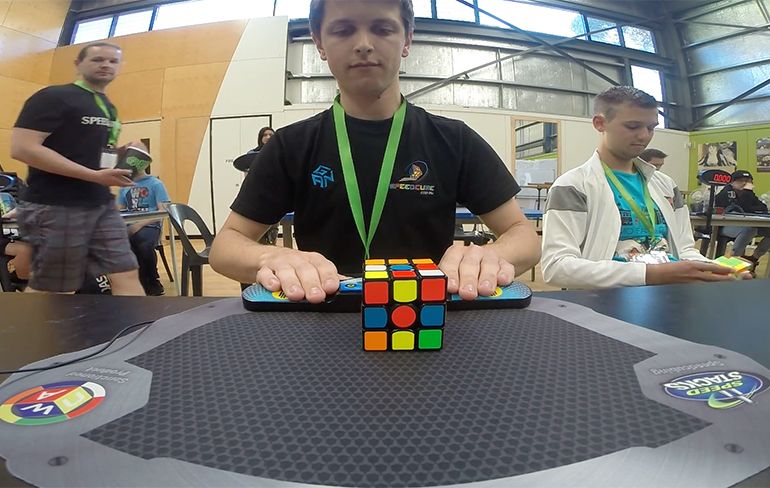 Feliks Zemdegs aardig opgewonden na verbreken Rubik's Cube world record