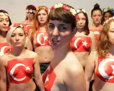 Femen laat tieten zien voor Turkse revolutie