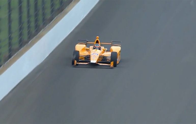 Fernando Alonso sloopt 2 vogels tijdens Indianapolis 500 testritje