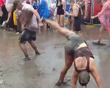 Festival bezoekers kunnen regen wel waarderen!