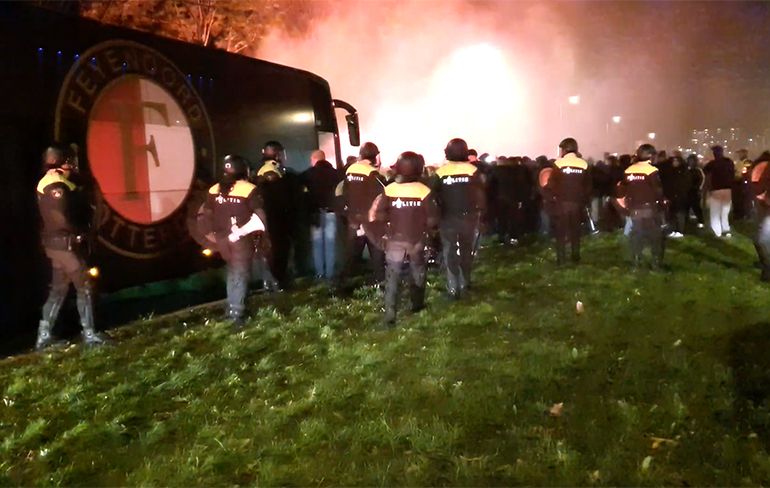 Feyenoord supporters halen verhaal bij spelersbus na afstraffing bij Ajax