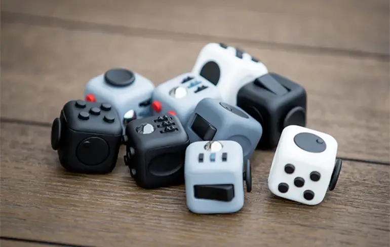Fidget Cube: De oplossing voor zenuwelijers die graag overal aan friemelen!