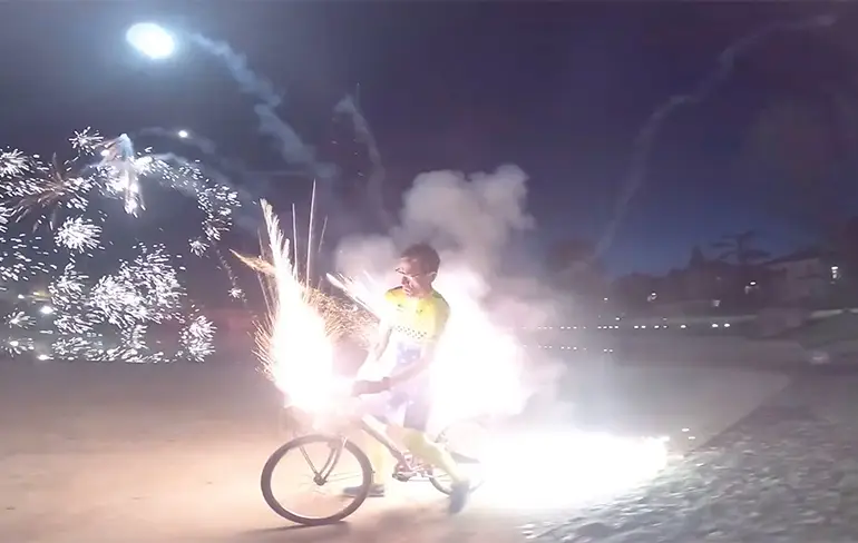 Fietsend met een fiets vol vuurwerk het nieuwe jaar in