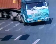 Fietsende Chinees overreden door vrachtwagen... en leeft!