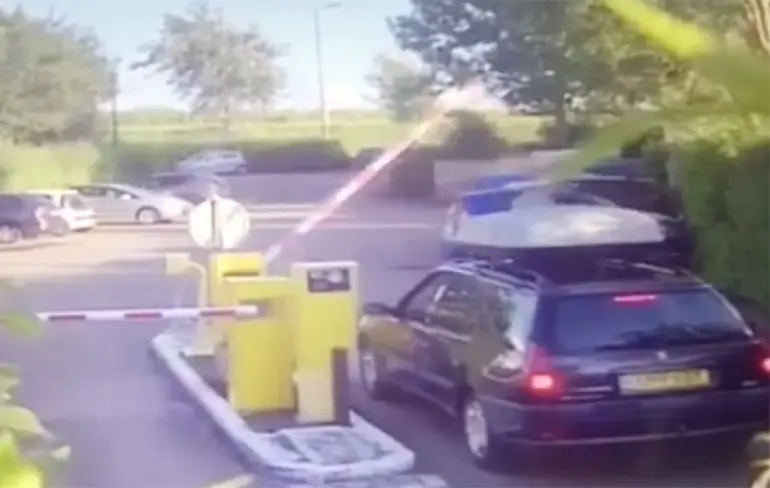 Fietser denkt slagboom van camping nog te kunnen halen