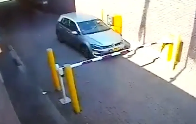 Fietser geeft kusje aan slagboom bij de Jumbo in Eindhoven