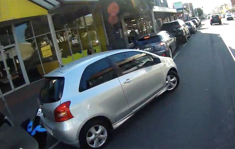 Fietser in voorstad van Melbourne is pislink op bellende automobiliste
