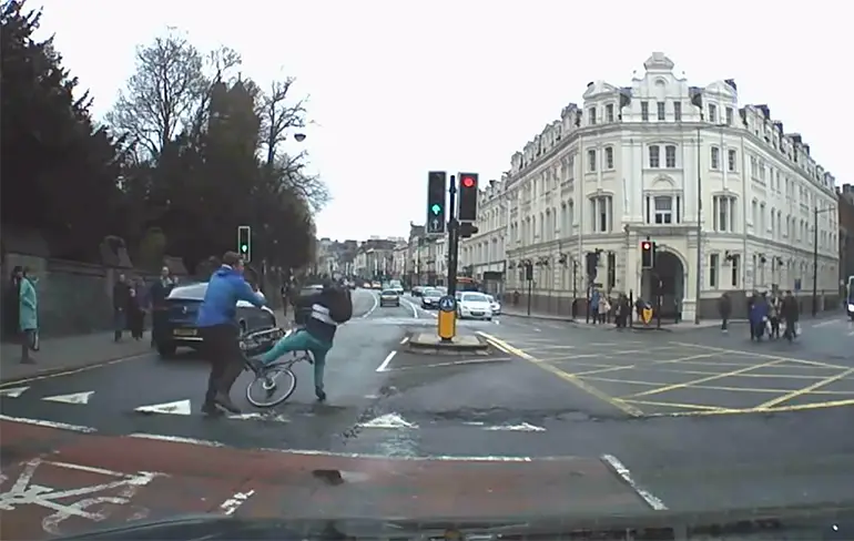 Fietser met groot jachtmes naar de grond geholpen in Cardiff