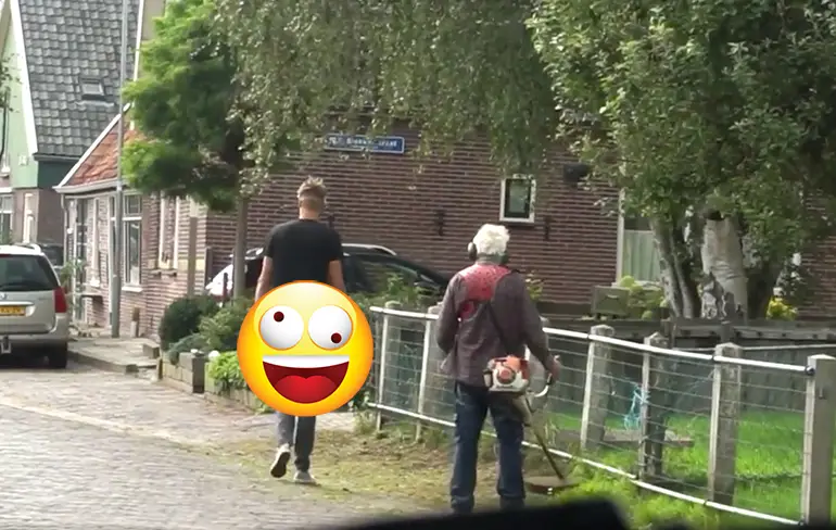 Fietser met pech zoekt een lift, maar heeft een bijzondere broek aan