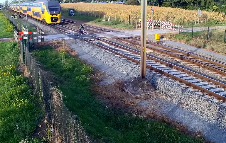 Fietser ontkomt aan de dood op onbewaakte overweg in Geleen