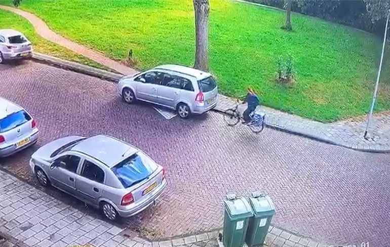 Fietster in Haarlem ziet geparkeerde auto over het hoofd