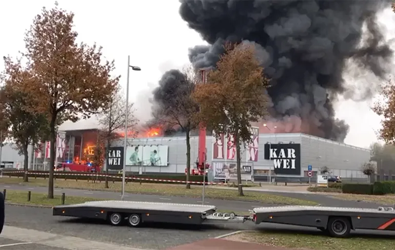 Filiaal Karwei Apeldoorn kan zelf klussen, want helemaal verwoest