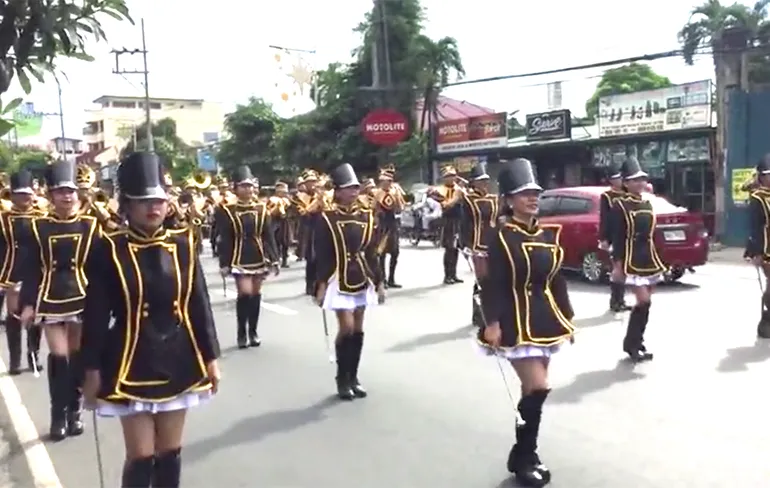 Filipijnse Zwerver speelt liever met eigen trommel als band voorbij komt