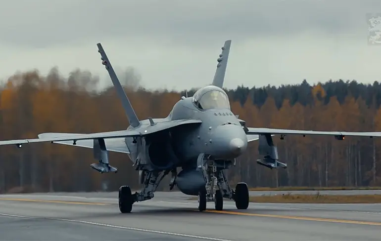 Finse F/A-18 Hornets landen en stijgen op van een openbare weg