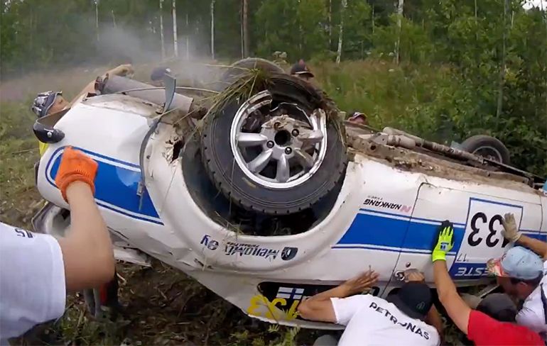 Finse rally fans helpen auto's die zijn gecrasht