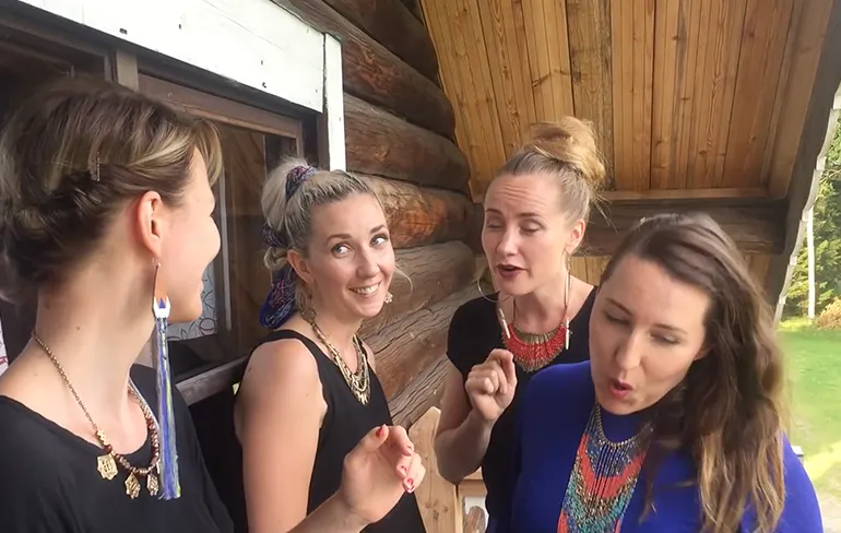 Finse zangdames doen Ievan polkka, oftewel het meisje met de prei