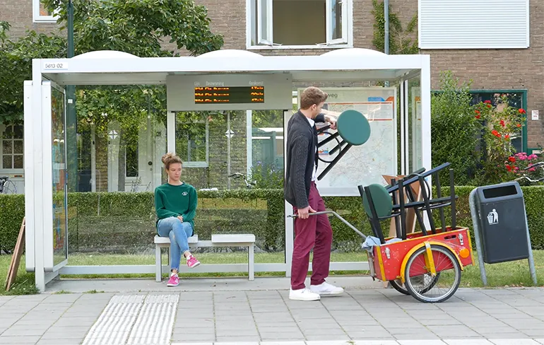 First Class Bus Stop: Wachten op de bus kan een stuk aangenamer