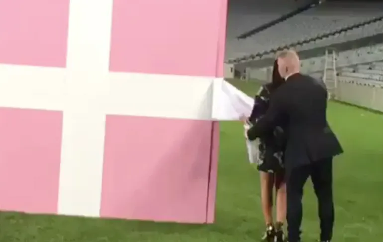 Fitness trainer in Nieuw-Zeeland doet aanzoek met speciale Range Rover