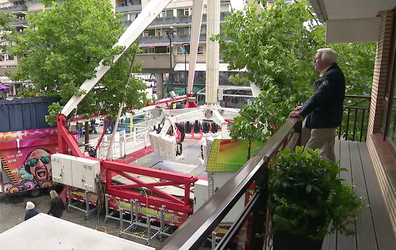 Flatbewoners vinden langs balkon zoevende kermisattractie Chaos niet coronaproof