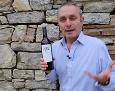 Fles wijn openen zonder kurkentrekker doe je zo!