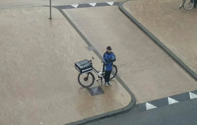 Foto Domino's bezorger keihard viral na 2 minuten stilte dodenherdenking