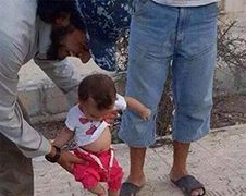 Foto ISIS aanhanger laat baby met hoofd voetballen