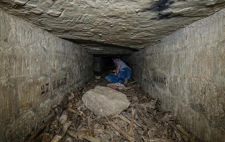 Foto's catacomben van Parijs door Nederlandse fotograaf Luuc de Wilde