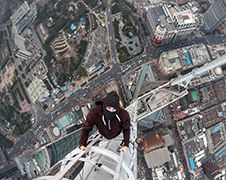 Foto's Roofers beklimmen 650 meter hoge Shanghai Tower