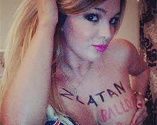 Frans naaktmodel start campagne voor voetballer... naakt!