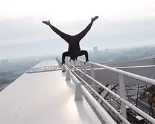 Freerunner Vincent J. Watson doet handstand op Van Brienenoordbrug