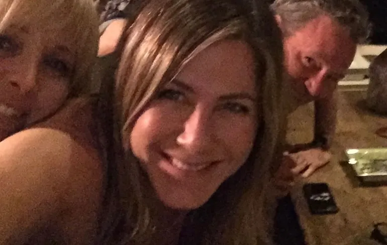 "Friends-reunie" foto Jennifer Aniston gaat weer viraal door coke op foto