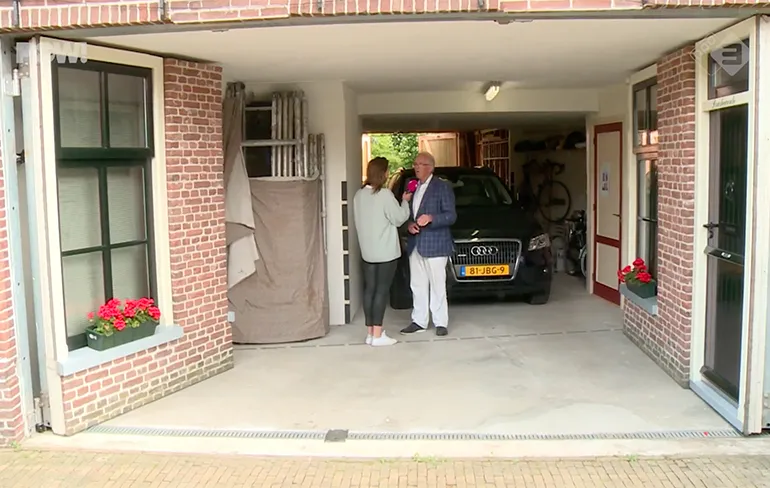 Fries die van gevel een garagedeur heeft gemaakt geeft uitleg