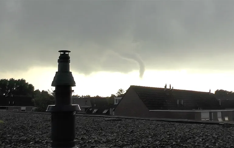 Funnel wolk gespot boven Spijkenisse