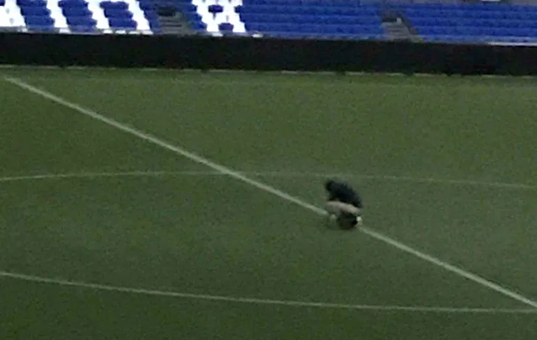 GA Eagles supporter schijt op middenstip PEC Zwolle