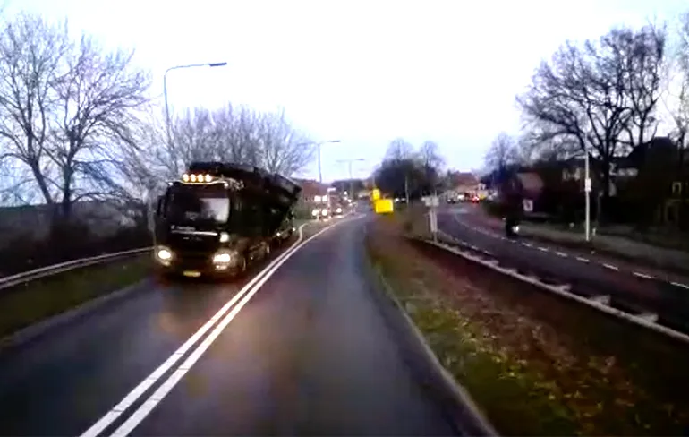 Gaat niet helemaal goed met vrachtwagen in Hasselt
