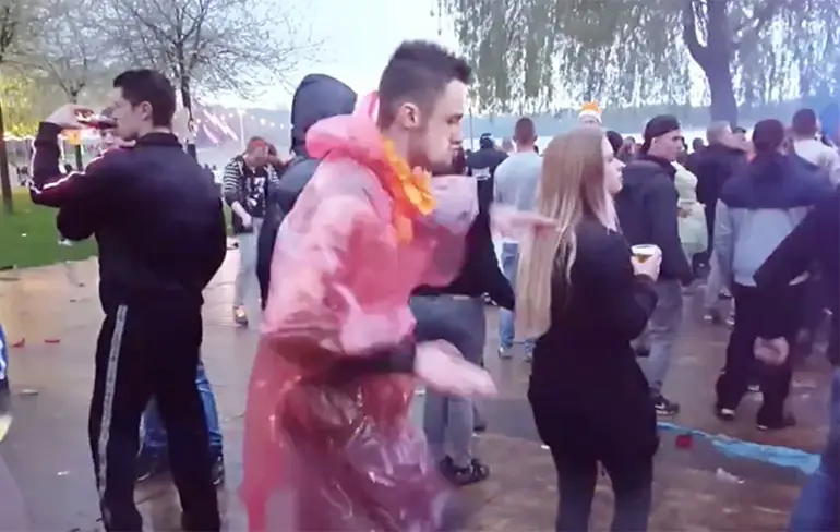Gabbertje danst stiekem met meisje op festival!