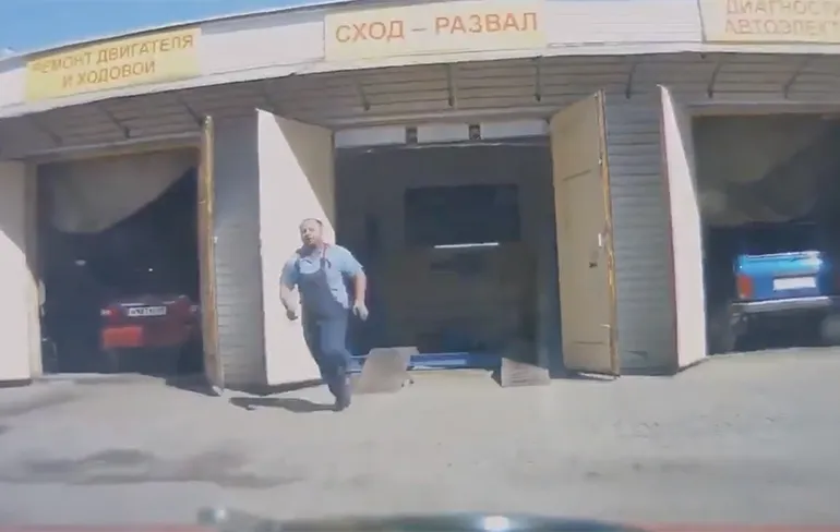 Garage vergeet remmen van auto te maken