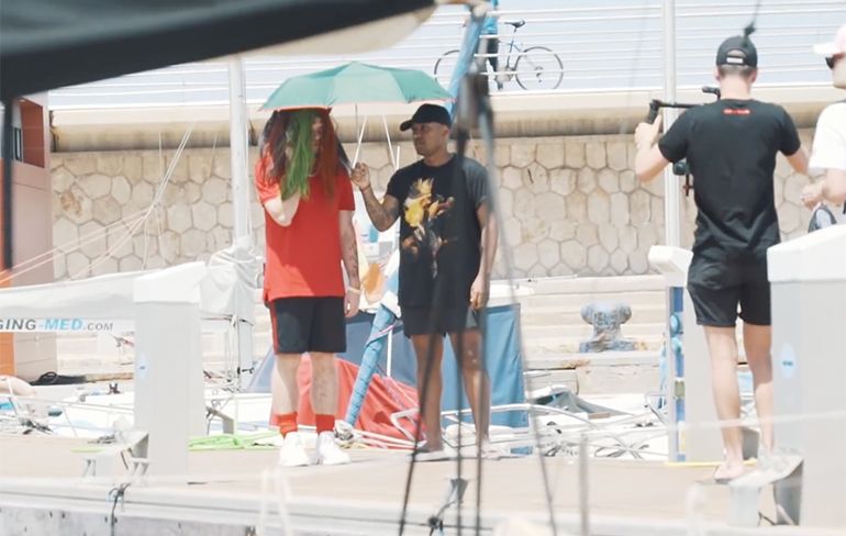 Gast doet zich voor als rapper 6ix9ine en scoort chicks en boot op Ibiza