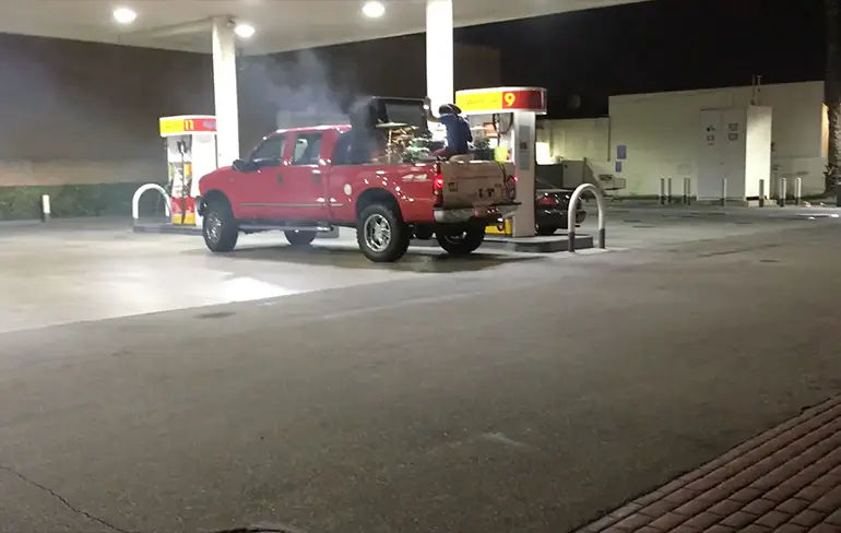 Gast drumt mee op Purple Rain vanuit Pick Up Truck