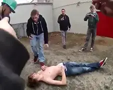 Gast gaat gestrekt na opgezet gevecht in steegje