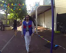 Gast gaat verkleed als Steve Aoki naar Stereosonic