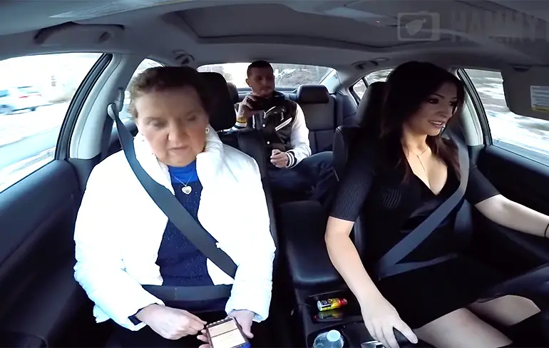 Gast geeft vriendin met vibrerend slipje een moeilijke tijd bij zijn moeder