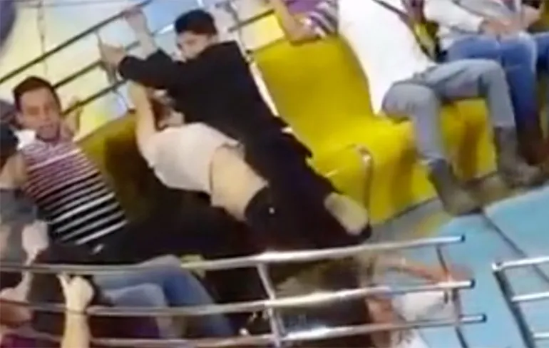 Gast gunt niemand kijkje op vriendin die broek verliest in kermisattractie